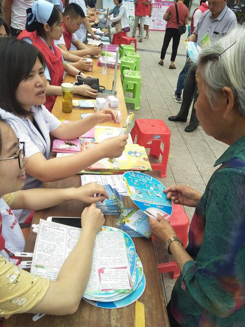 发放老人健康知识宣传品,进行面对面的咨询服务